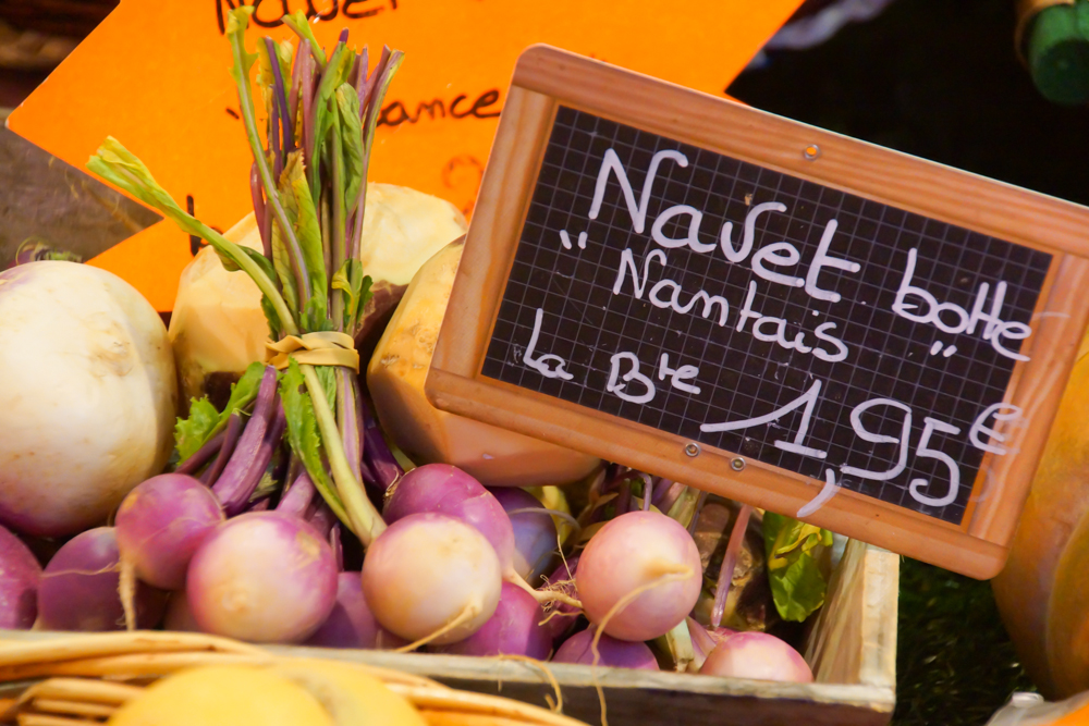 Marché de Talensac in Nantes - Gemüse wie diese frischen Navetten