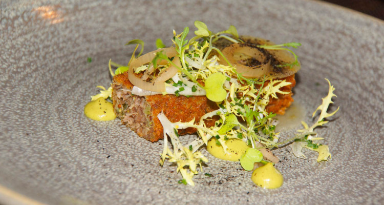 Cail Bruich Restaurant - Knuspriger Schweinskopf, Apfel Pickles und Zwiebel