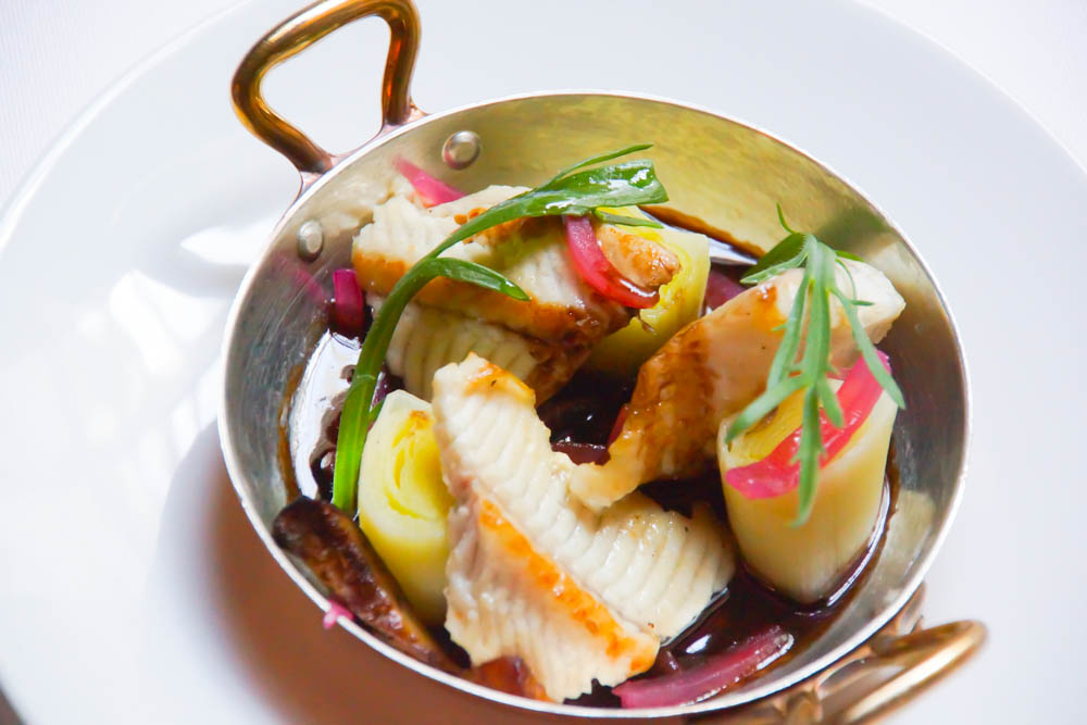 Le Chapon Fin Restaurant - Aal mit Lauch und Rotweinsoße