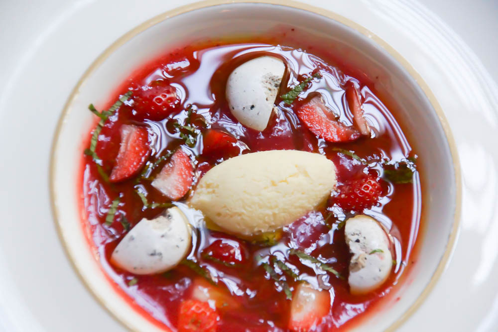Le Chapon Fin Restaurant - Erdbeeren mit Minze, Olivenöleis