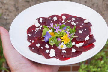 Rote Beete Carpaccio mit Wildblumensalat und Fetakäse