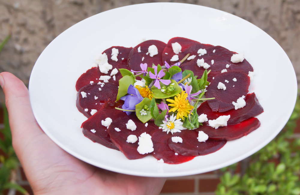 Rote Beete Carpaccio mit Wildblumensalat und Fetakäse