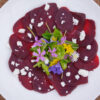 Rote Beete Carpaccio mit Wildblumensalat und Fetakäse
