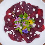 Rote Beete Carpaccio mit Wildblumensalat und Fetakäse