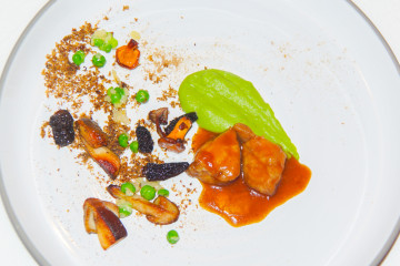 Glaciertes Kalbsbries mit gebratenen Steinpilzen und Lauchcreme