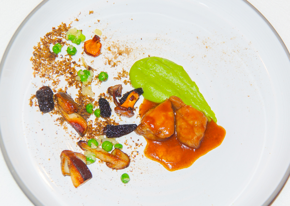 Glaciertes Kalbsbries mit gebratenen Steinpilzen und Lauchcreme