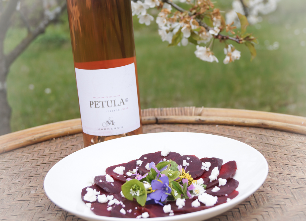 Rote Beete Carpaccio mit Wildblumensalat und Fetakäse - Petula Rose Wein