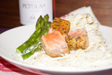 Spaghetti mit Käsesoße, grünem Spargel & Kräuterlachs