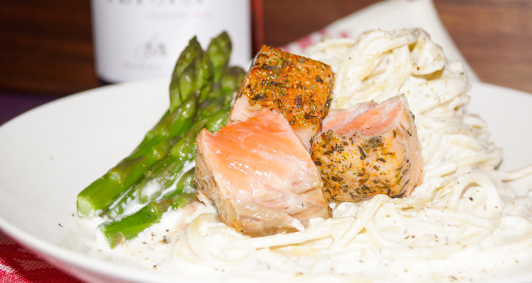 Spaghetti mit Käsesoße, grünem Spargel & Kräuterlachs