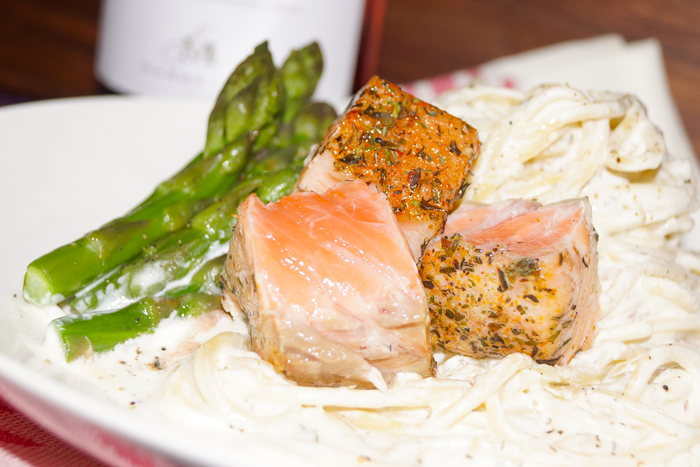 Spaghetti mit Käsesoße, grünem Spargel & Lachs