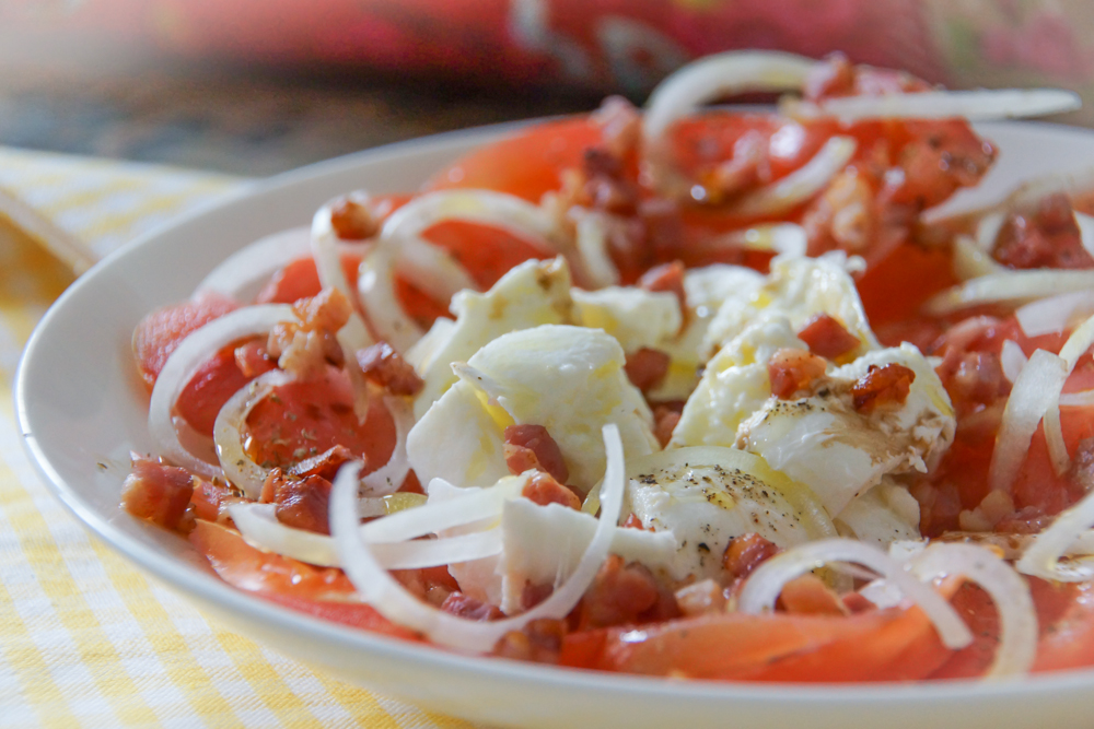 Tomaten-Mozzarella Salat mit Speckwürfeln und Zwiebeln - Rezept