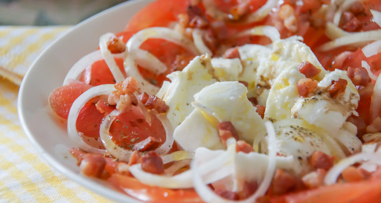 Tomaten-Mozzarella Salat mit Speckwürfeln und Zwiebeln 1