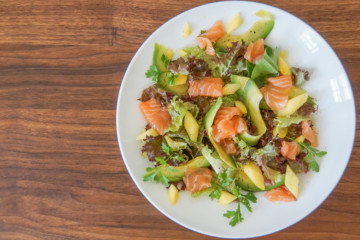 Mango Avocado Salat mit Lachs
