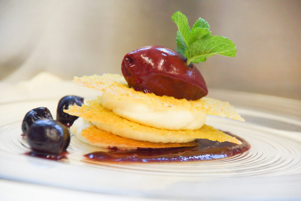 Mille Feuille von Pistazie und Mascarpone mit Kirsche 2