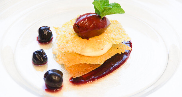Mille Feuille von Pistazie und Mascarpone mit Kirsche