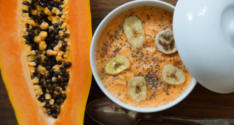 Papaya-Ingwer Joghurt mit Chiasamen und Bananenchips 2