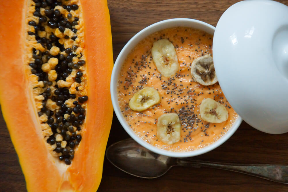 Papaya-Ingwer Joghurt mit Chiasamen und Bananenchips 2