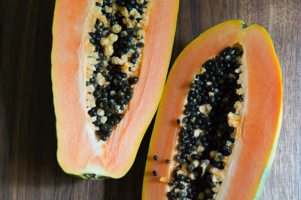 Papaya zubereiten - Die Papaya halbieren