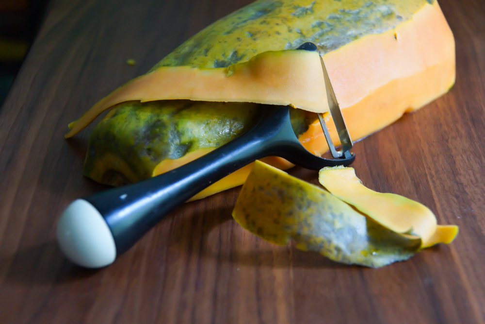 Papaya zubereiten - Die Papayahälften schälen