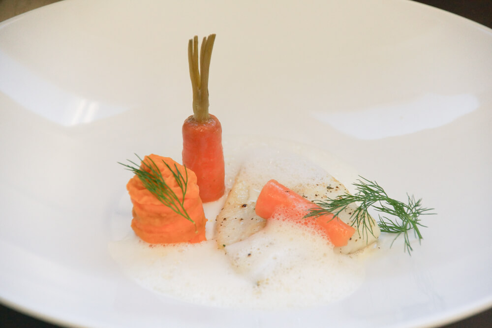 Steinbutt an Kartoffeltürmchen, Babyrüebli und Noilly Prat