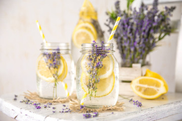 Detoxwasser mit Lavendel und Zitrone