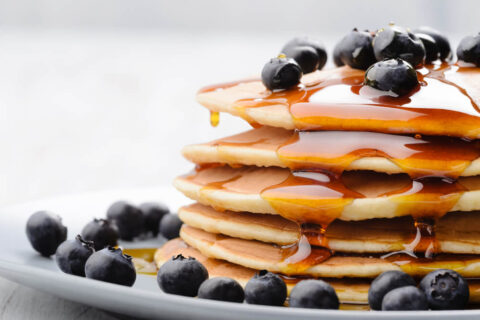 Pancakes mit Ahornsirup und Blaubeeren