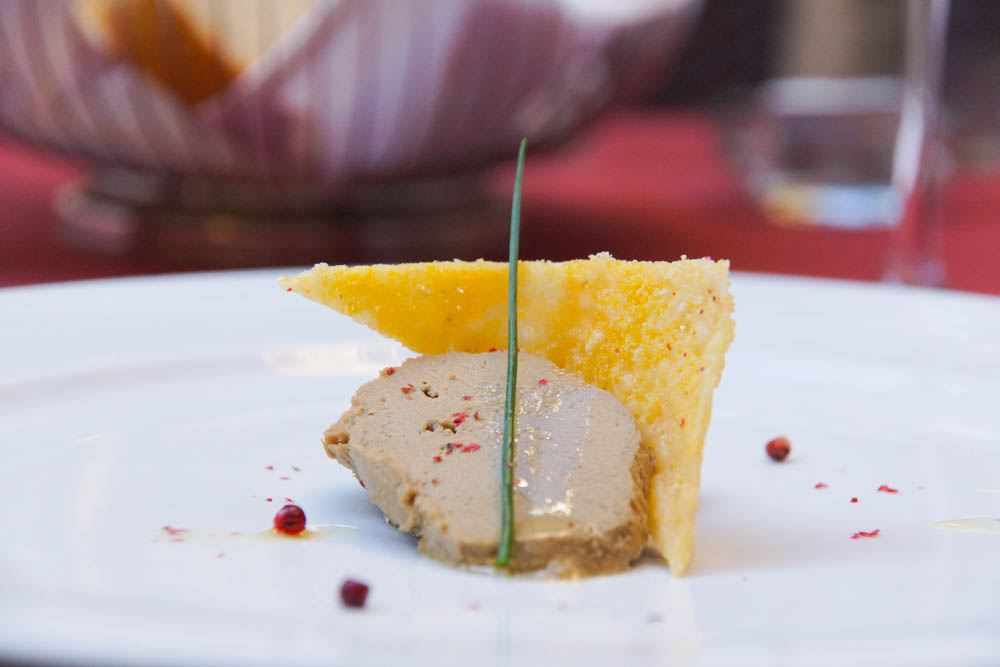 Entenleberwurst mit Olivenöl und rosa Pfeffer