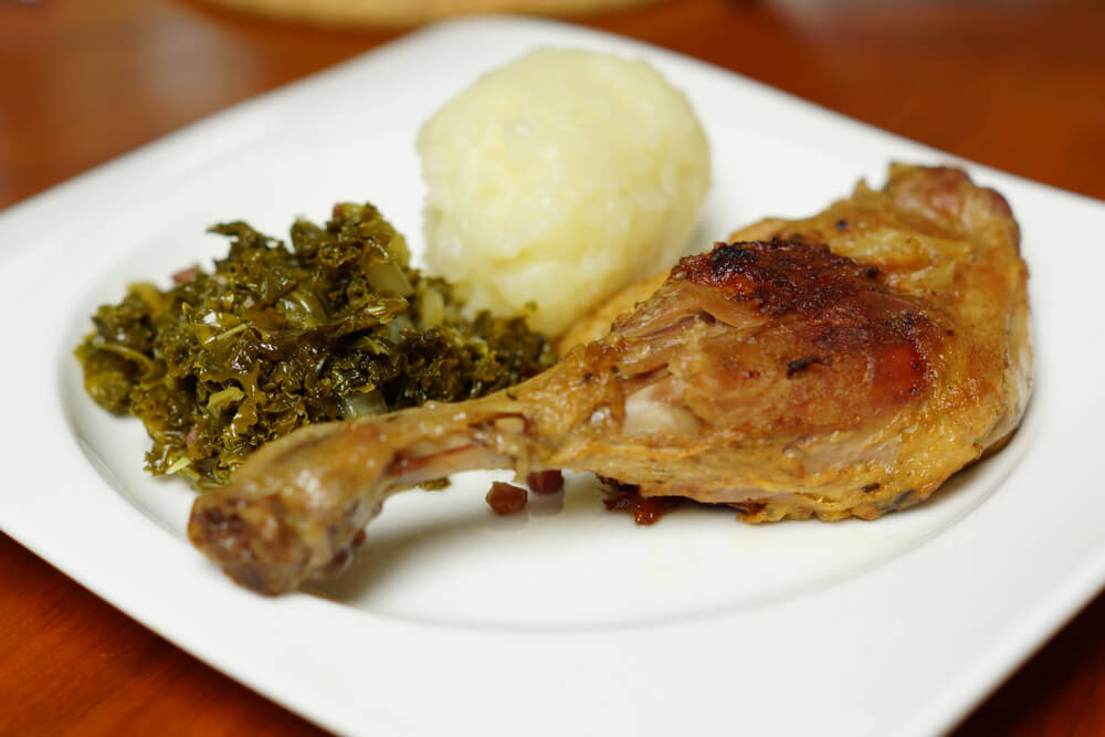 Gebratene Entenkeule mit Grünkohl und Klößen - Rezept