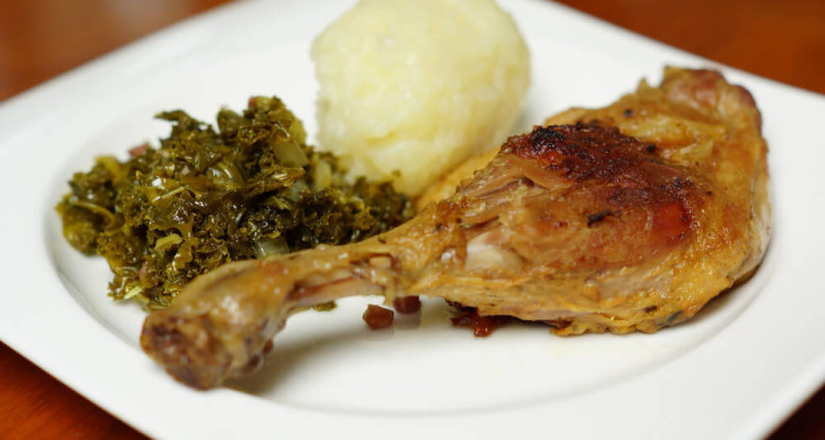 Gebratene Entenkeule mit Grünkohl und Klößen