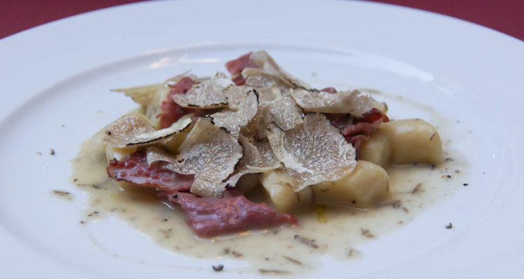 Gnocci mit Rindercarpaccio, Trüffeln und Trüffelsoße
