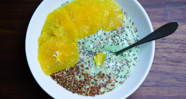 Matcha-Joghurt mit Orangenscheiben und Chiasamen