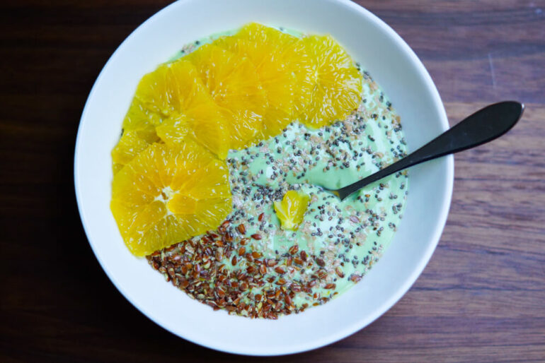 Matcha-Joghurt mit Orangenscheiben und Chiasamen