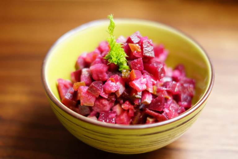 Matjessalat mit Rote Beete und Gewürzgurke - Winterlich gesund genießen!