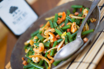 Bohnensalat mit Curry-Cashews und Speck