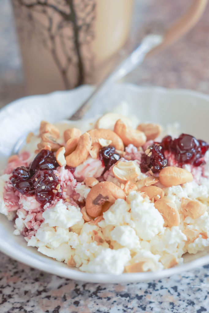 Hüttenkäse mit Cashew-Nüssen - Gesund in den Morgen - Rezept! Hüttenkäse mit Cashew-Nüssen - Gesund in den Morgen - Rezept!