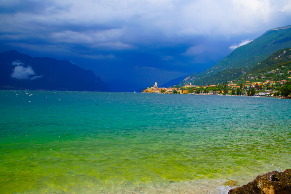 Der Gardasee in prächtigen Farben