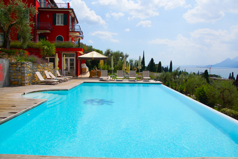 Hotel Bellevue San Lorenzo Malchesine - Pool mit Poolvilla