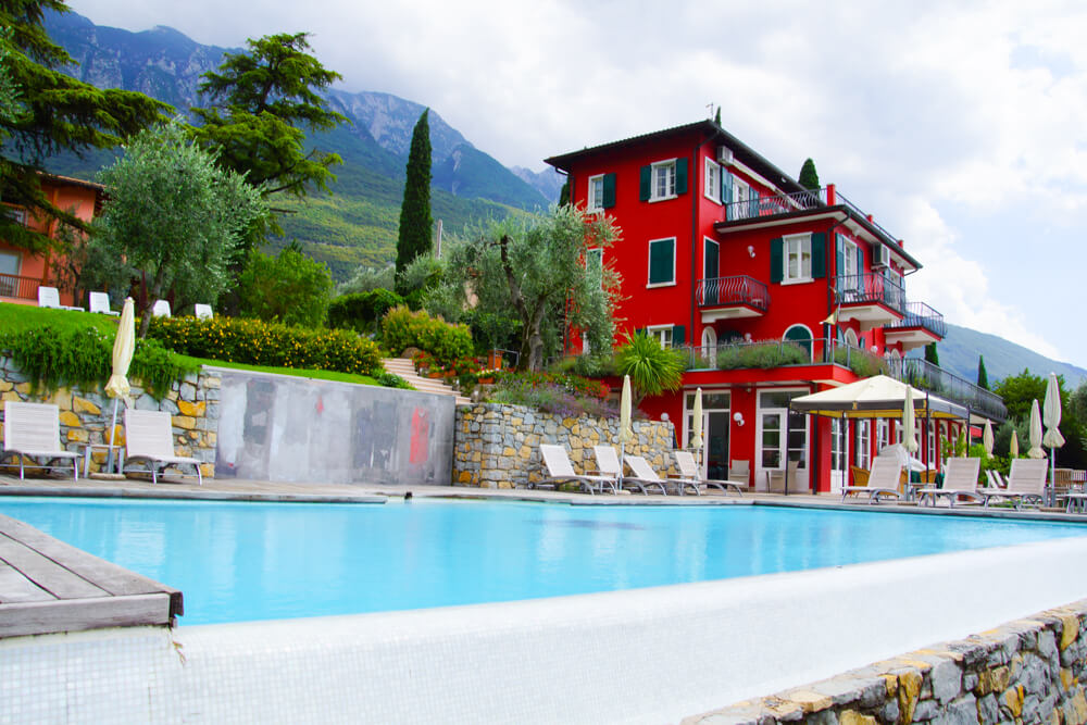 Hotel Bellevue San Lorenzo - Pool vom Park aus