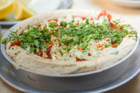 Hummus mit Petersilie und Paprika