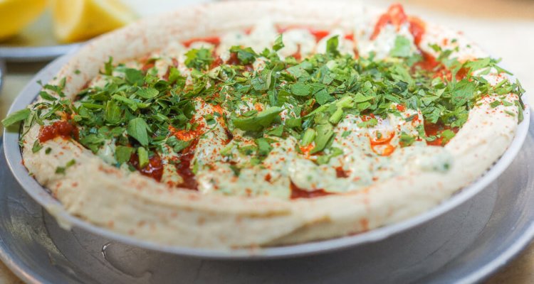 Hummus mit Petersilie und Paprika