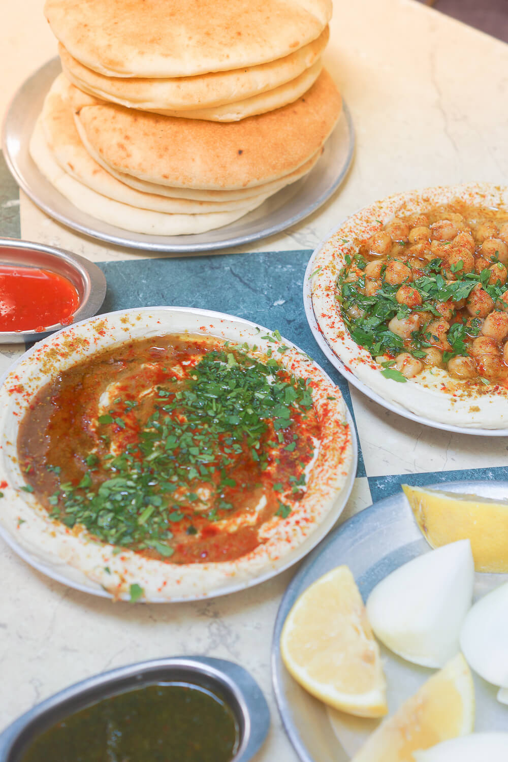 Hummus mit Petersilie und Paprika samt Pitabrot