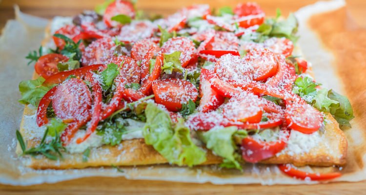 Lauwarme Gemüse-Pizza mit Ziegenfrischkäse und Koriander