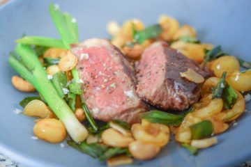 Dry-Aged Entrecôte mit gelben Knorpelkirschen und Frühlingslauch