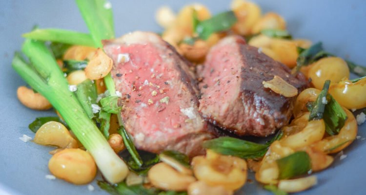 Dry-Aged Entrecôte mit gelben Knorpelkirschen und Frühlingslauch