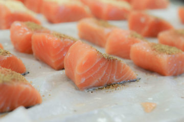 FRIEDRICHS Feinfisch Manufaktur - Lachs mit frischem Pfeffer wird geräuchert