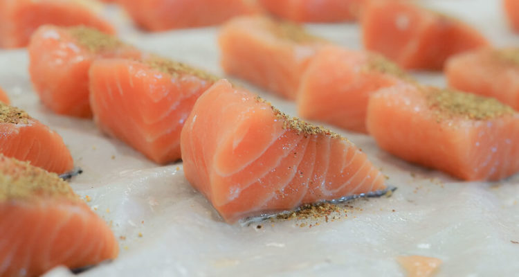 FRIEDRICHS Feinfisch Manufaktur - Lachs mit frischem Pfeffer wird geräuchert