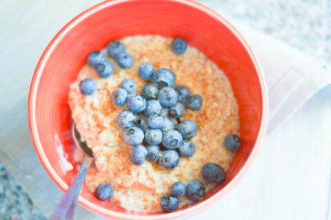 Heidelbeer-Porridge mit Zimt