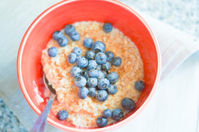 Heidelbeer-Porridge mit Zimt