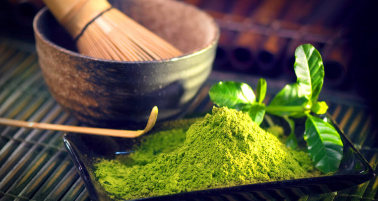 Matcha-Pulver und Tee