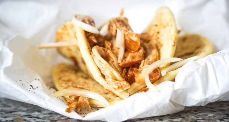 Mini-Tortillas mit Hoisin-Hähnchenbrust und süßen Zwiebeln